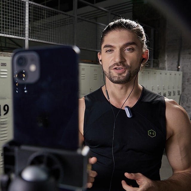 Synco P2L Miniature 2-Person Digital Wireless Microphone System with Lightning Connector for iPhones White, 2.4 GHz